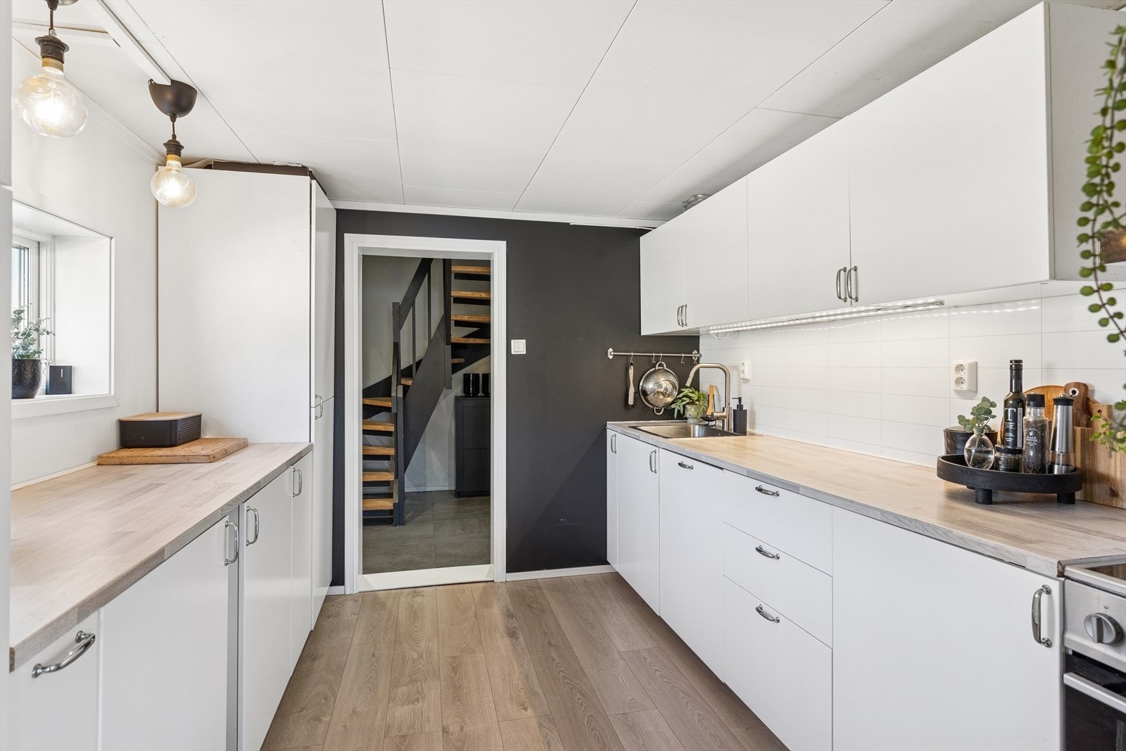 Direkte adkomst til kjøkken fra entré. Galleribilde