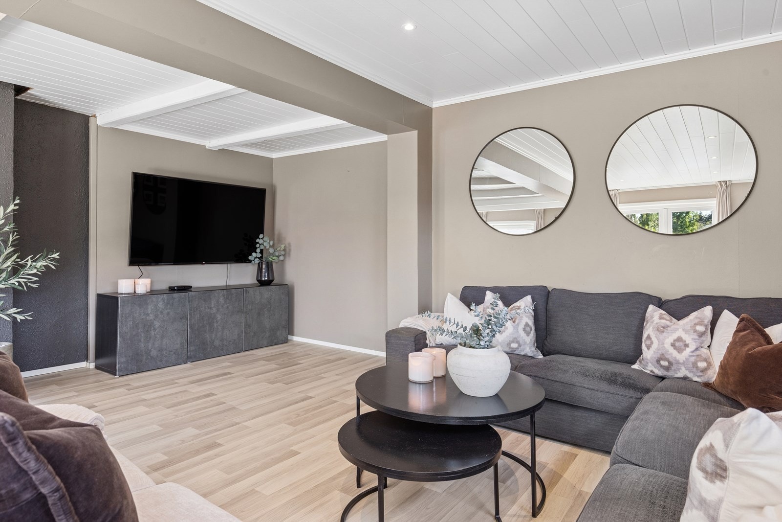 Stuen går i vinkel og har flere innredningsmuligheter. Galleribilde