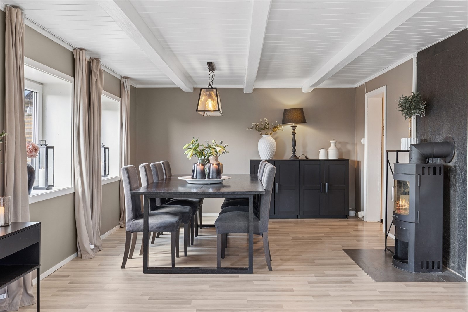 Naturlig spisestue sone rett ved kjøkken. Galleribilde