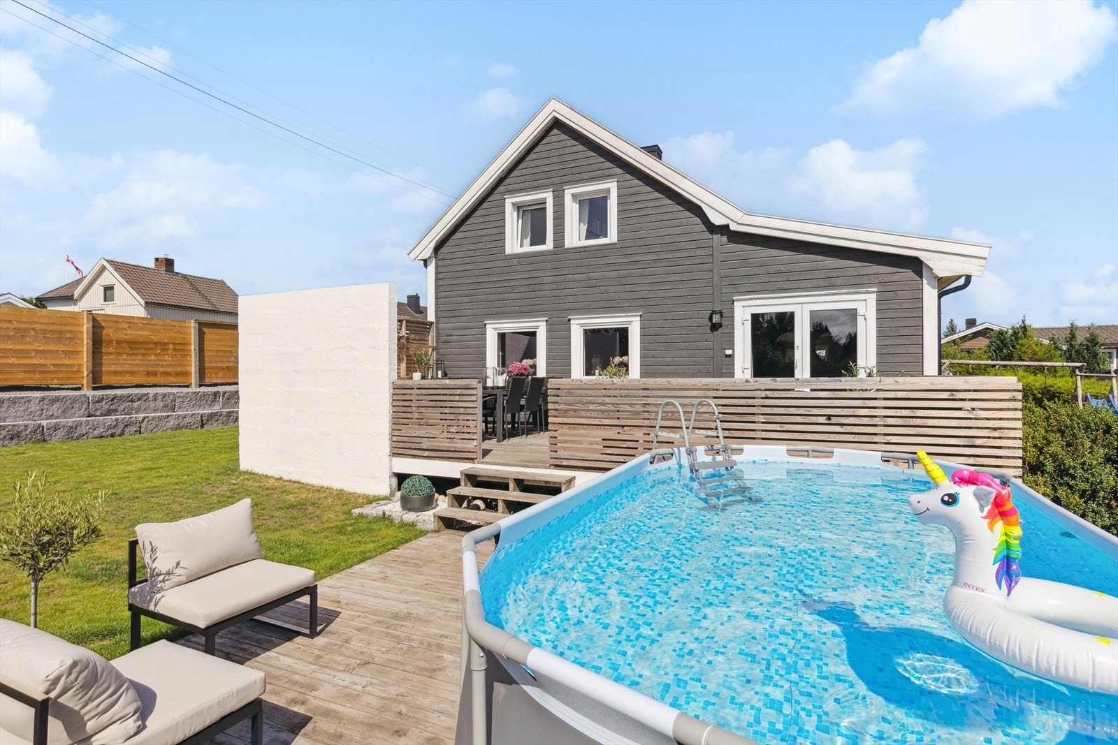 Bygget en omfattende anretning mot Raveien i 2025, for å skjerme innsyn og støy. Galleribilde