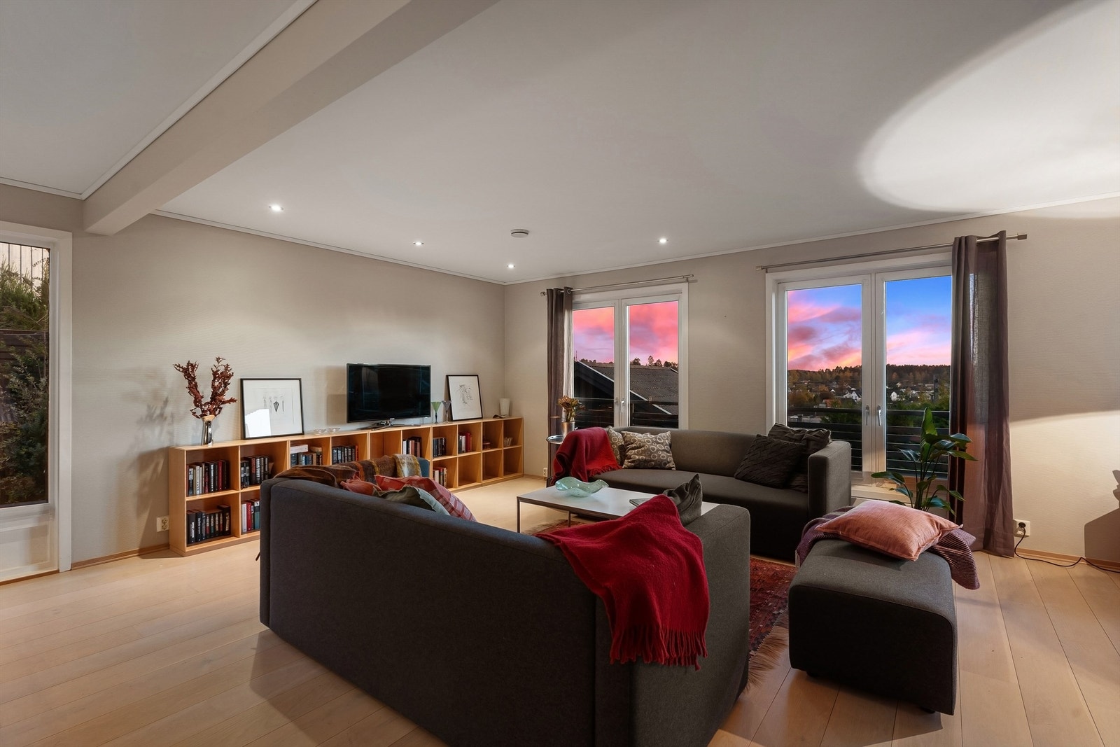 Hovedetasjen har en romslig stue med vindusflater på 3 sider Galleribilde