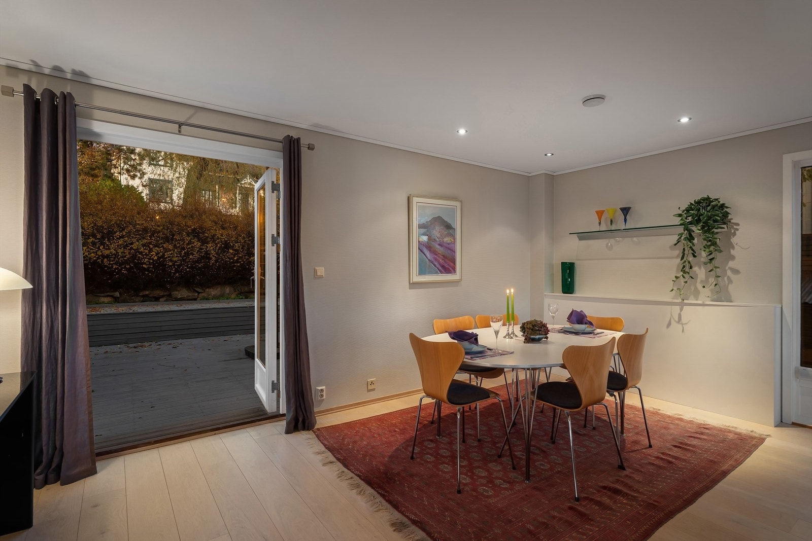 Direkte utgang til stor terrasse med ettermiddags-/ kveldssol på sommeren Galleribilde