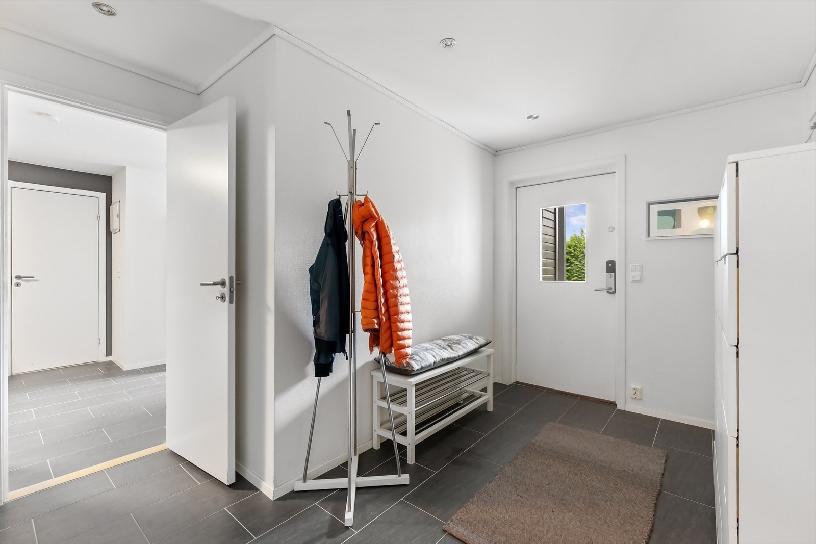 Entré med direkte tilgang til garderoberom, bod og vaskerom. Dør til venstre mot det som kan være mulighet for hybel Galleribilde