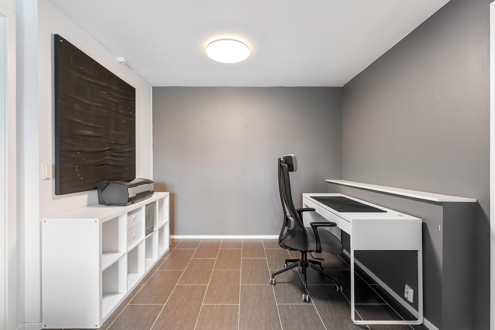 I denne delen av rommet til høyre mot badet var det tidligere installert et kjøkken. Galleribilde