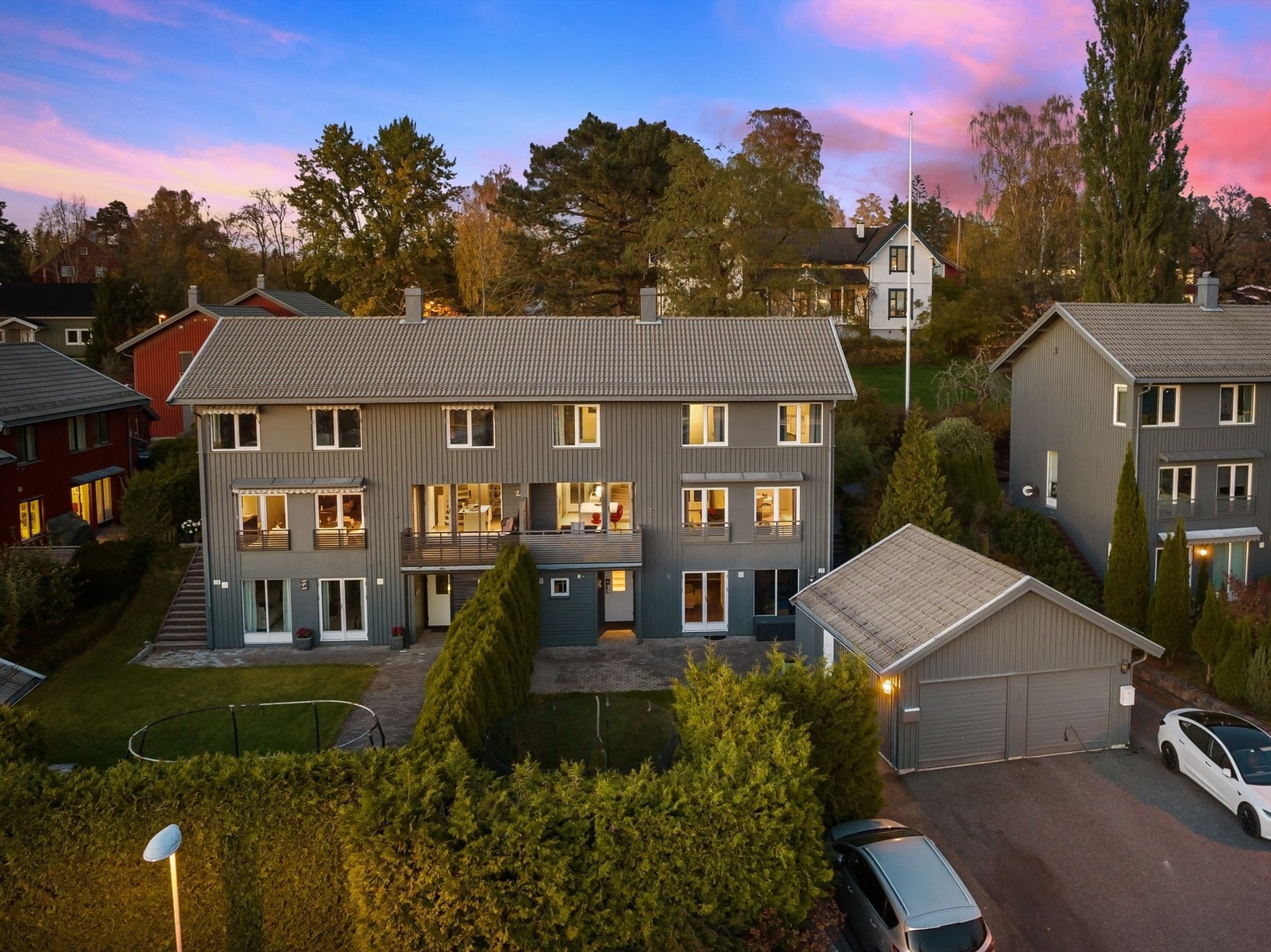 Velkommen til Maisen Pedersens vei 30 - Boligen er svært innholdsrik med 4 soverom, 3 stuer, 3 bad i tillegg til vaskerom - det er til og med mulighet for ny eier å etablere hybel og leie ut deler av underetasjen
Fotofirma: Zovenfra Galleribilde