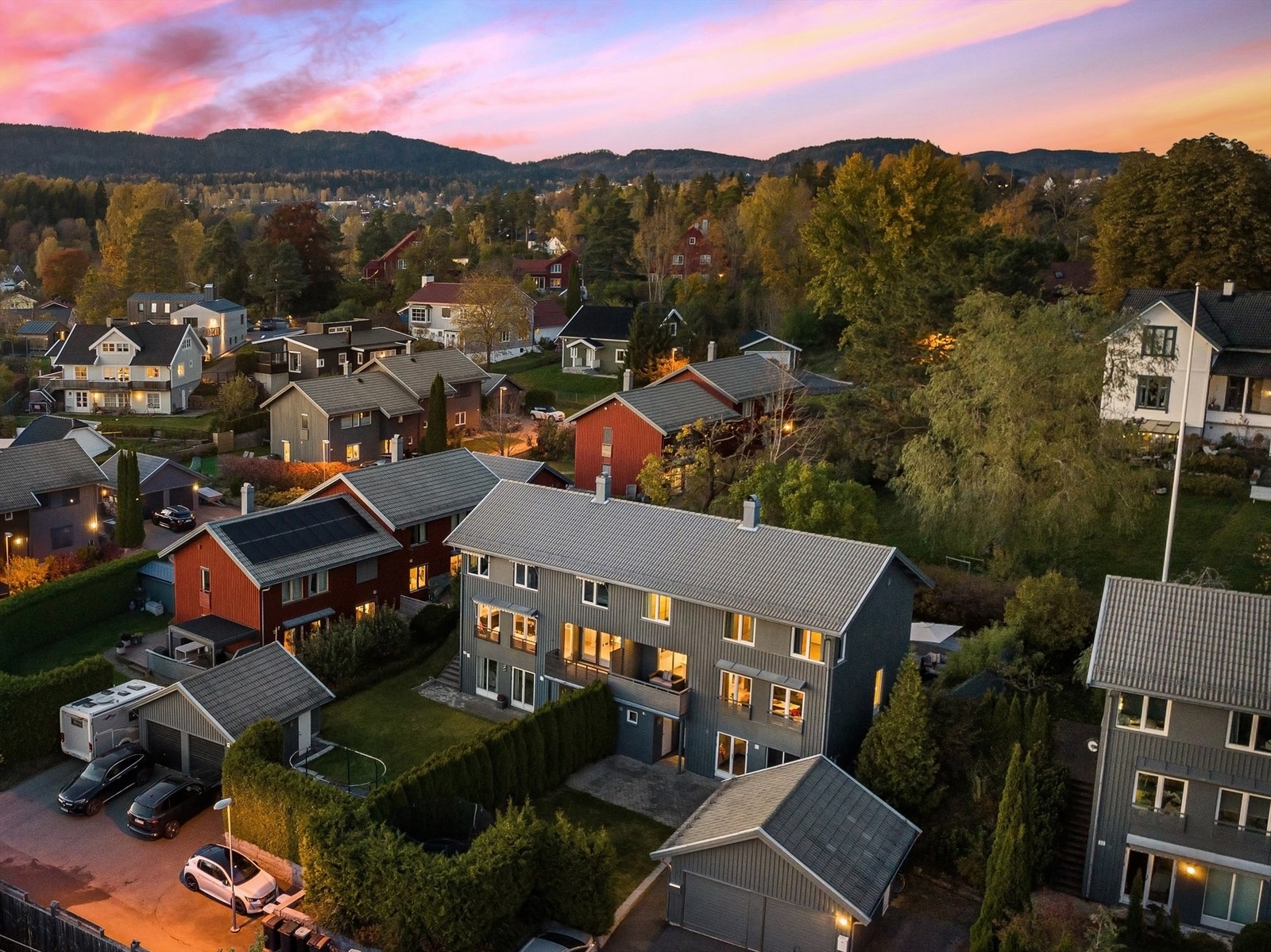 Familievennlig og romslig halvpart av tomannsbolig på attraktive Høvik
Fotofirma: Zovenfra Galleribilde