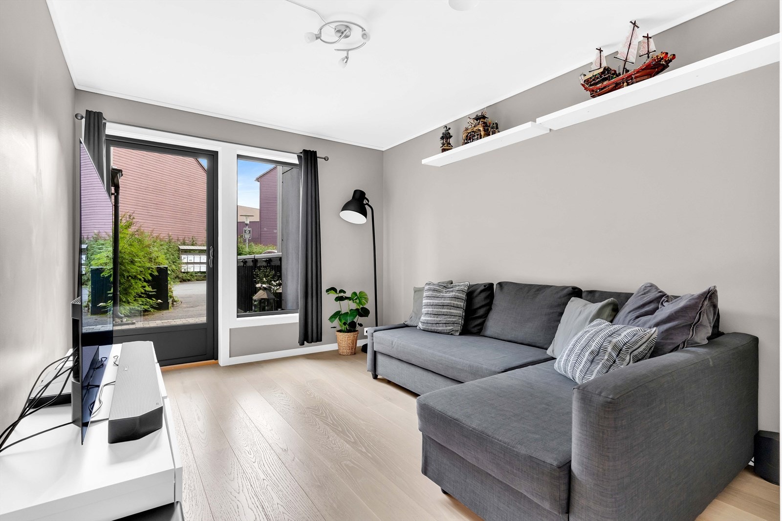 Ett av de to soverommene nede er av svært god størrelse og benyttes derfor som TV-stue av dagens eiere. Her har du også direkte utgang til inngangspartiet. Galleribilde