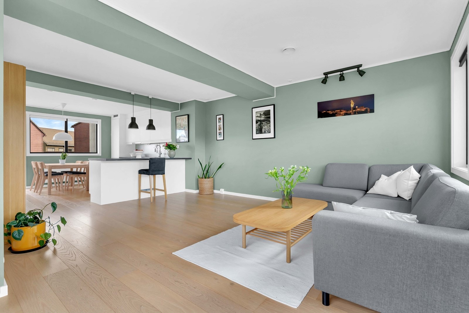 Boligen har også gjennomgående balansert ventilasjon og er belagt med 1-stavs parkett i alle oppholdsrom, som gir et moderne og helhetlig uttrykk. Galleribilde