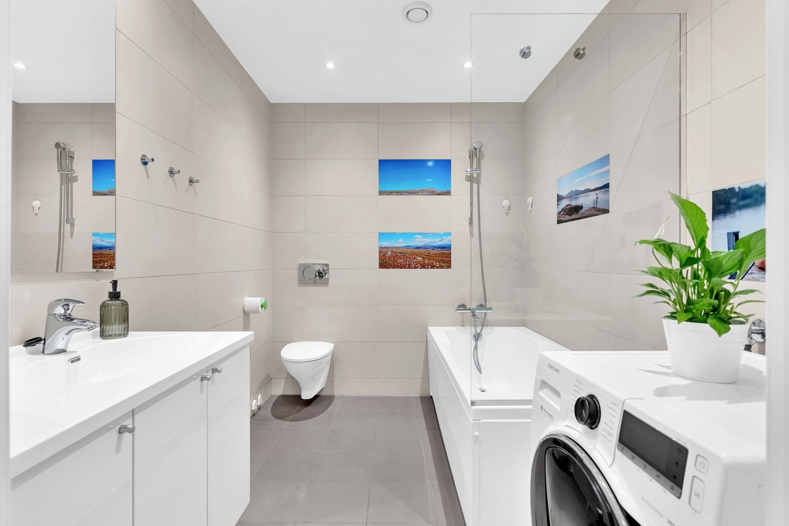 Badet i toppetasjen er romslig og innredet med blant annet badekar. Bilder på fliser er avtagbare folier. Etterlater ikke spor og fjernes enkelt. Galleribilde