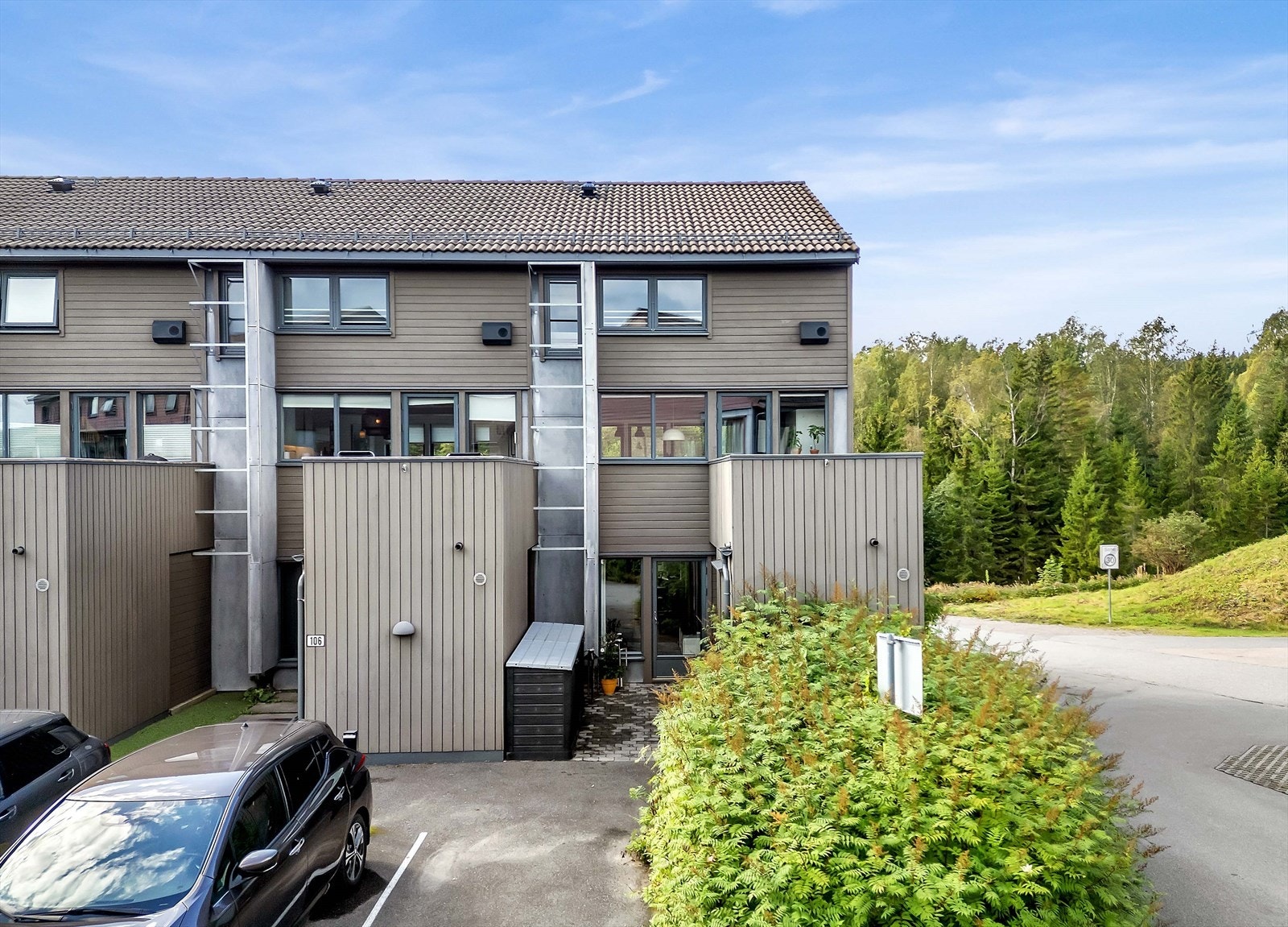 Rett utenfor boligen ligger én av de to parkeringsplassene som medfølger. Strømuttak i stolpe til f.eks motorvarmer tilgjengelig ved parkering. Galleribilde