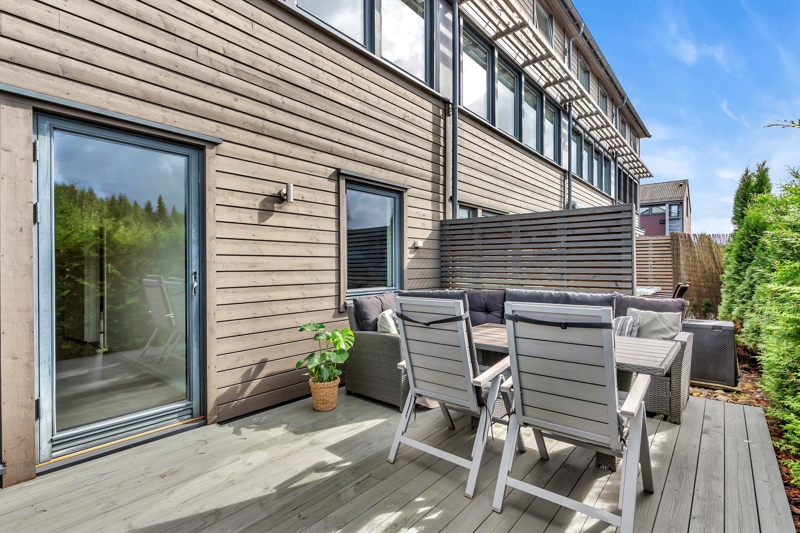 Terrassen er sørvestvendt og er av god størrelse. Galleribilde