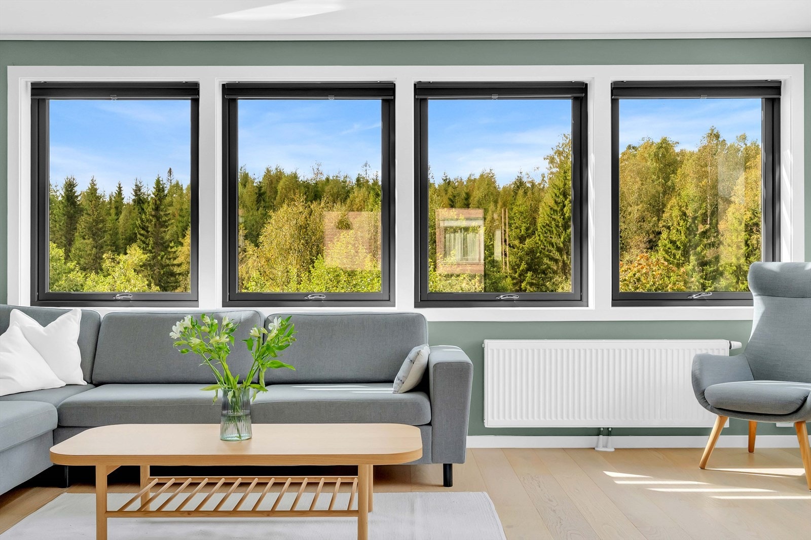 De store vindusflatene gir et fantastisk lysinnslipp og en flott utsikt mot naturen utenfor, noe som tilfører stuen en helt spesiell atmosfære. Galleribilde