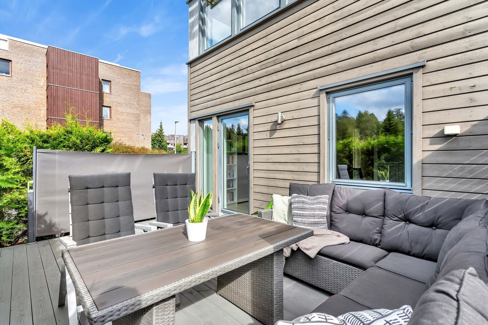 Her har du gode solforhold og terrassen fungerer som en flott forlengelse av boligen, særlig på sommerhalvåret. Galleribilde