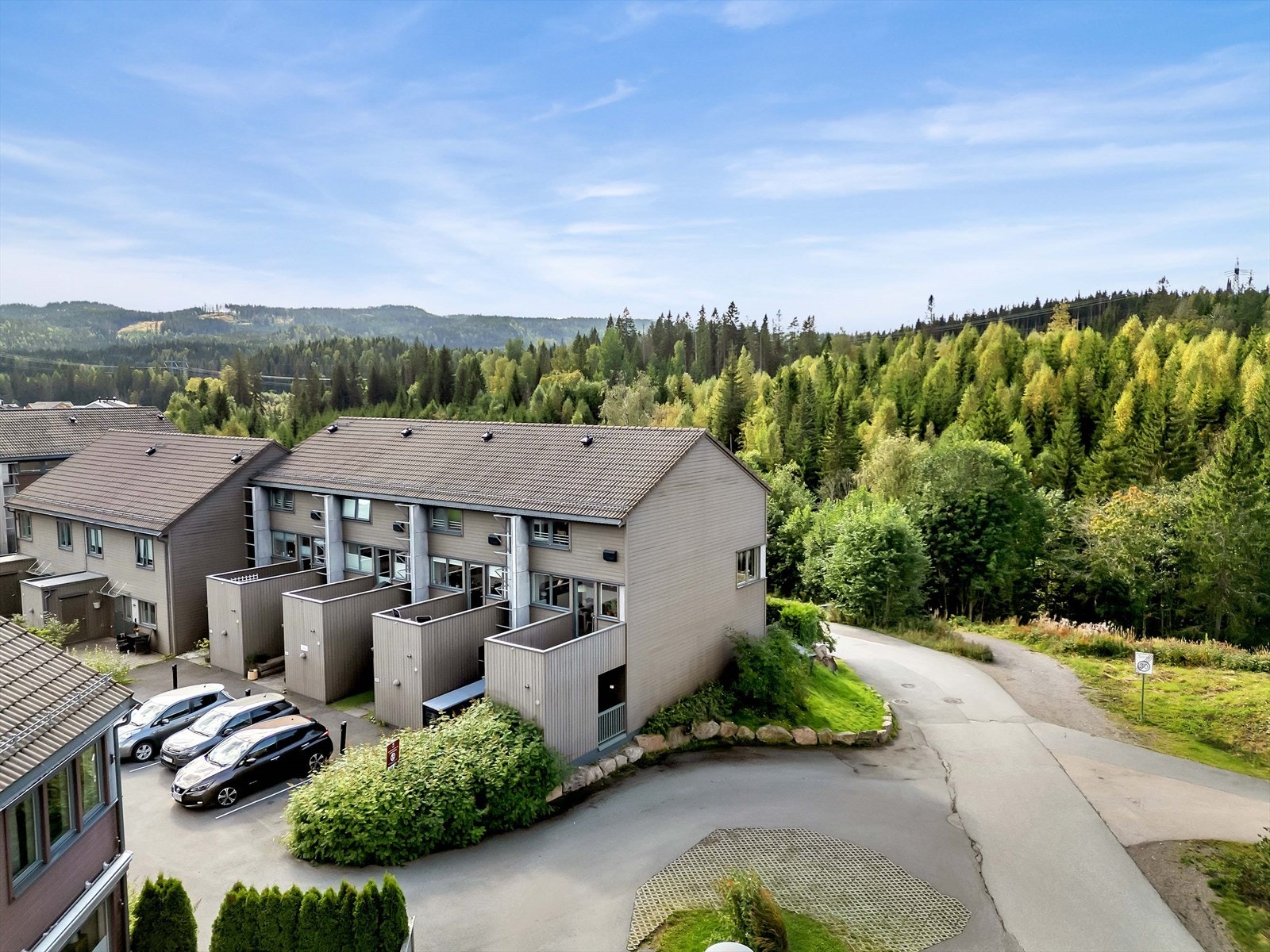 Dette er et moderne enderekkehus beliggende i et svært barnevennlig område med gangavstand til både barnehager og skoler, med Nordmarka rett utenfor døren. Galleribilde