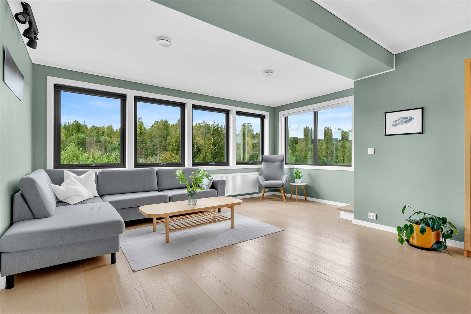 Stuen er innbydende og luftig. Galleribilde