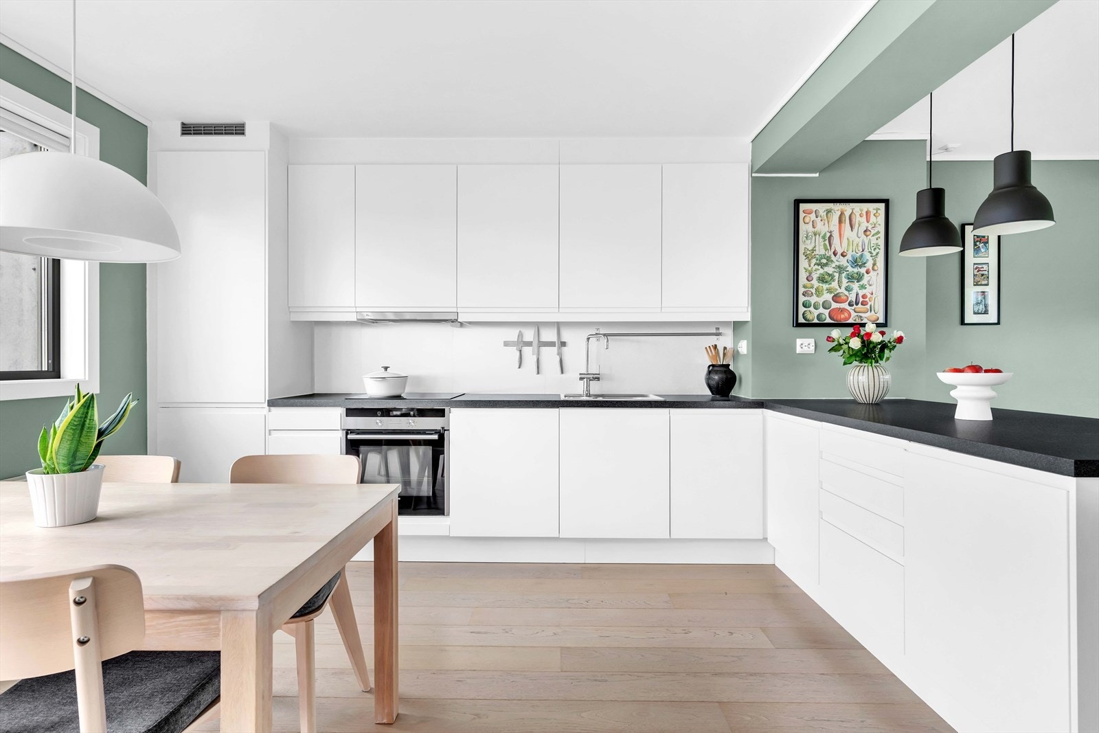 Integrerte hvitevarer er kjøl/frys, oppvaskmaskin, stekeovn og platetopp. Galleribilde