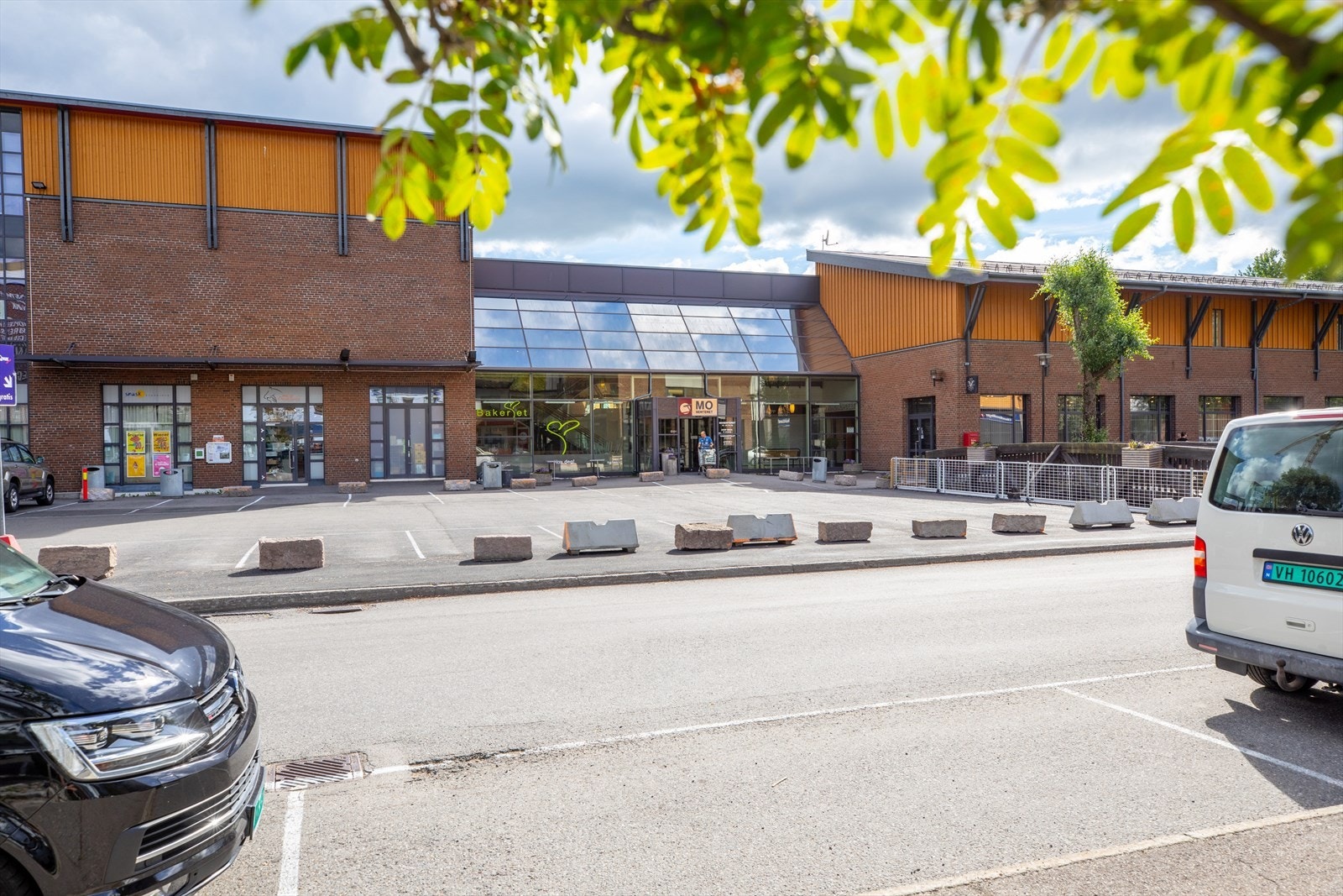 På Mosenteret finner du blant annet apotek, dagligvarebutikker, tannlege, sportsbutikker og mye mer. Galleribilde