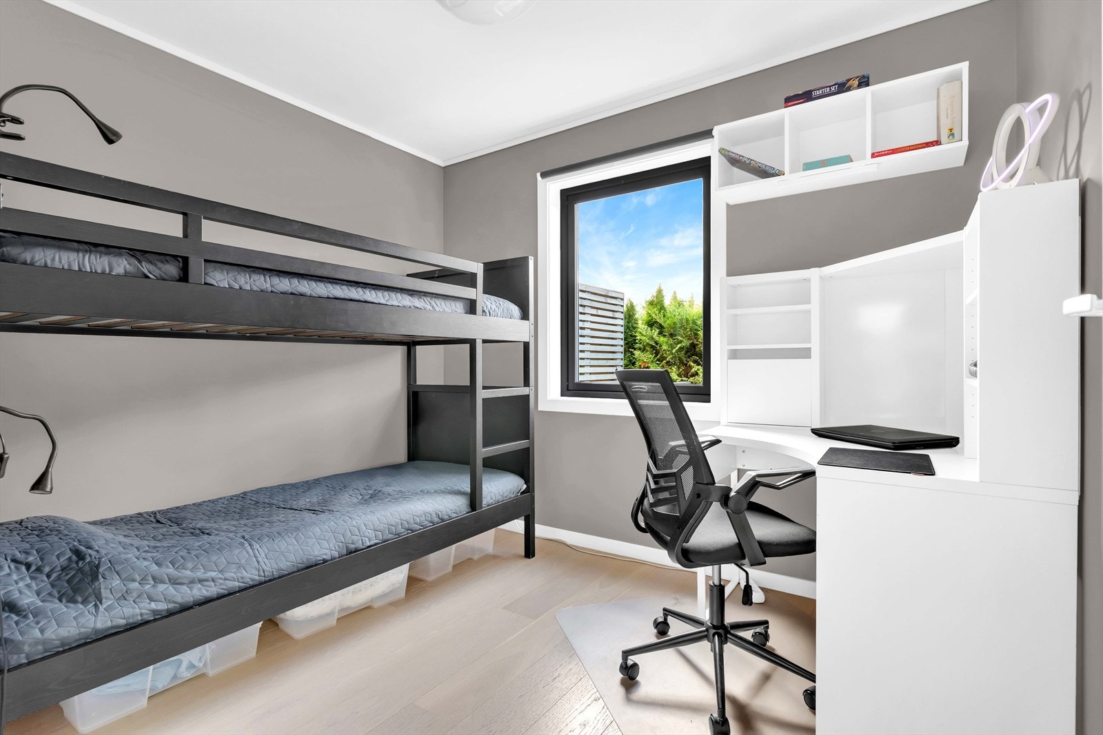 Soverom 2 i første etasje er også av god størrelse med stort vindu som gir godt med naturlig lys. Galleribilde