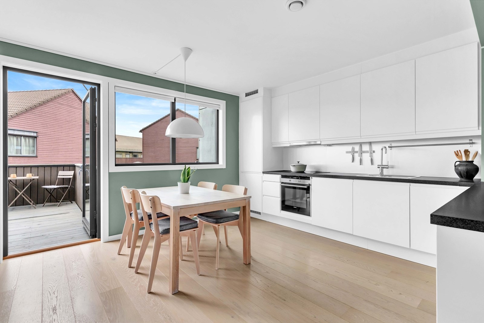 Fra kjøkkenet er det utgang til en altan vendt mot morgensolen - et herlig sted for en kopp kaffe i dagens første timer. Galleribilde