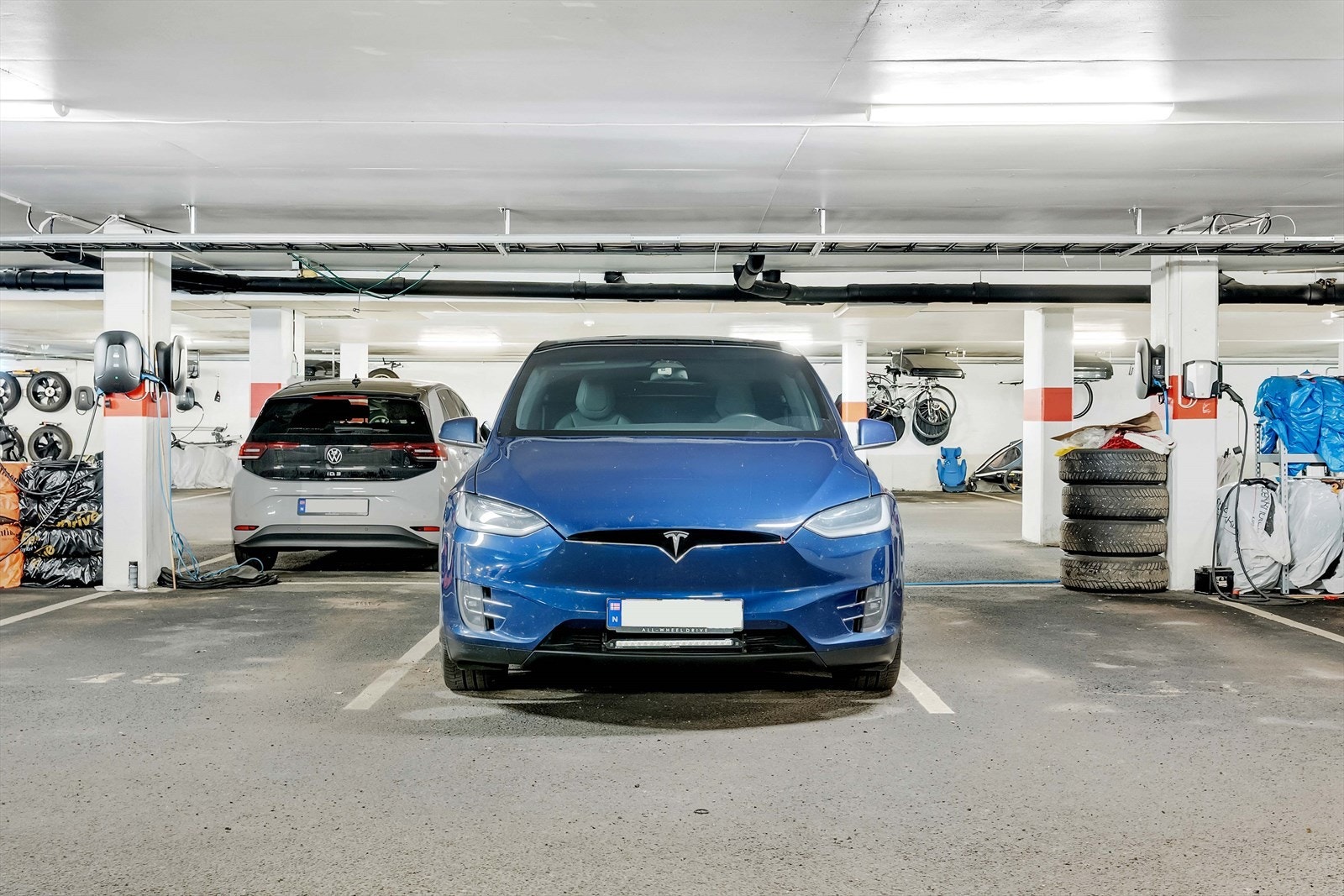 Rekkehuset disponerer parkeringsplass nr. 46 i garasjeanlegg, samt én utendørs parkeringsplass rett utenfor døra. Galleribilde