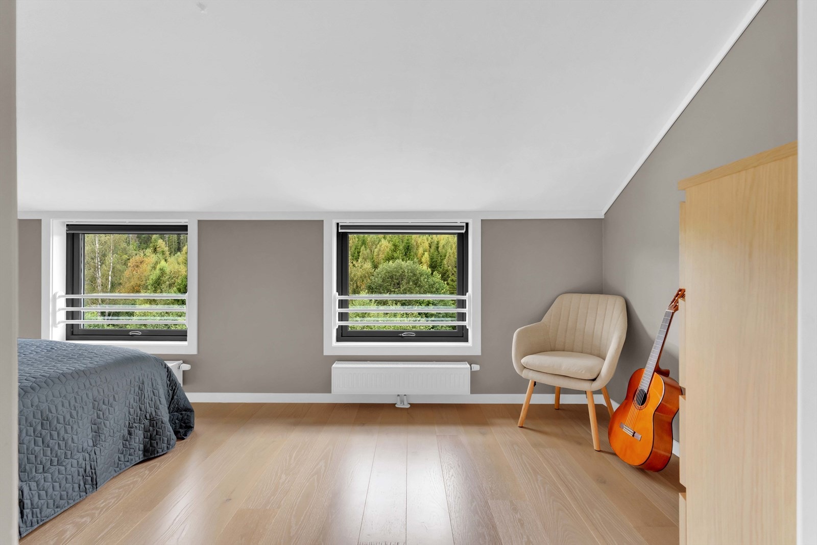 Dette soverommet kan enkelt gjøres om til 2 mindre soverom. Begge soverommene har installert radiatorer. Galleribilde