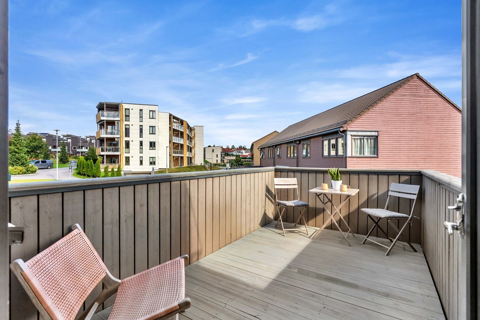 Sammen med terrassen i første etasje gir dette uteplasser som kan benyttes gjennom hele dagen. Altanen har god størrelse og flere møbleringsmuligheter. Galleribilde