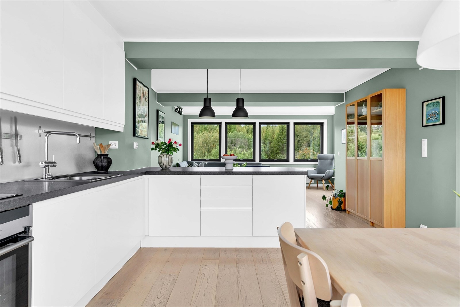 Kjøkkenet er moderne og praktisk utformet med rikelig benke- og skapplass. Galleribilde