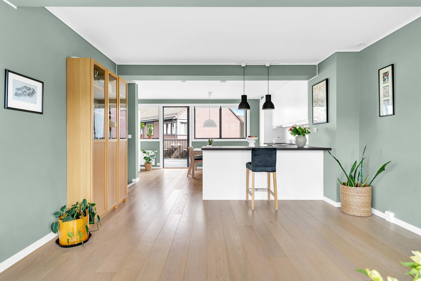 Kjøkkenet har en halvøy vendt mot stuen som skaper en sosial løsning, perfekt for barstoler og uformelle måltider. Galleribilde