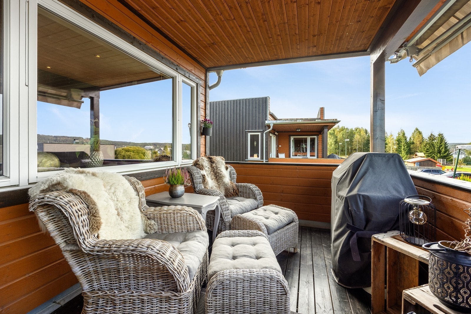 Verandaen har overbygg, belysning i tak og god plass til utemøbler. Galleribilde
