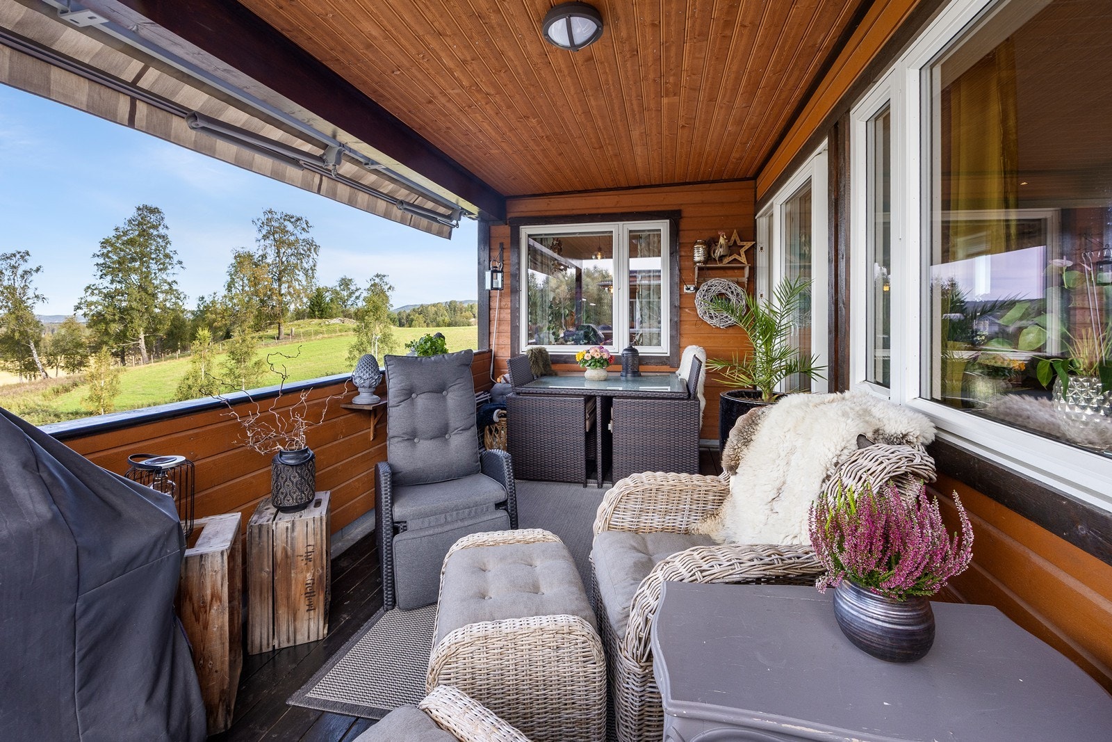 Uteplassen har flott utsikt over området til åsene i horisonten og gode solforhold. Galleribilde