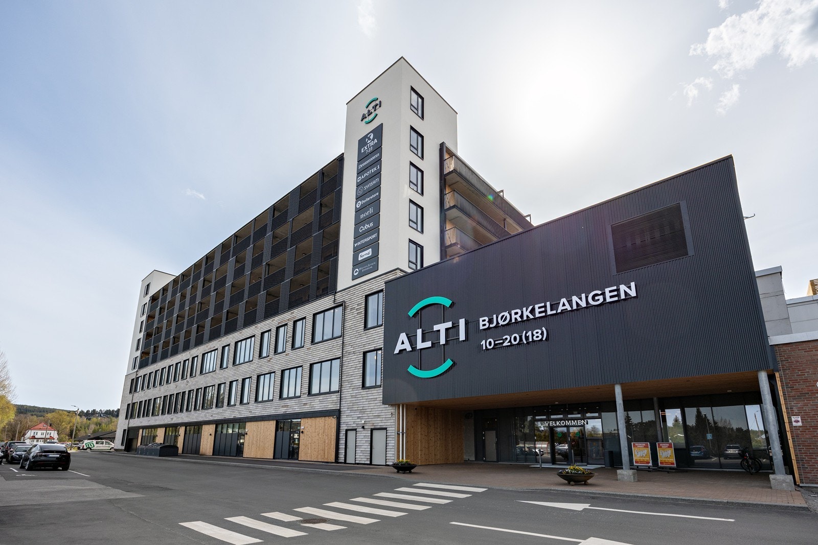 Alti Bjørkelangen er nytt og lekkert senter med butikker, cafe, eiendomsmegler, apotek mm. Galleribilde