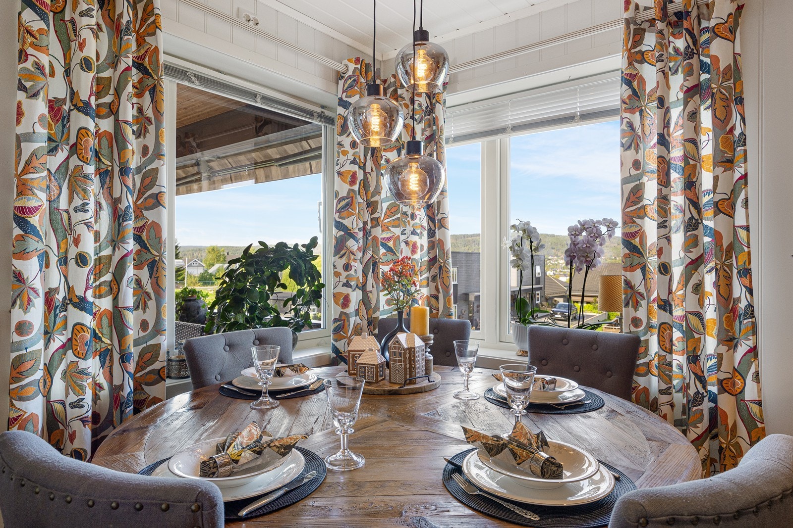 Det er fin plass til et spisebord i kjøkkenet. Galleribilde