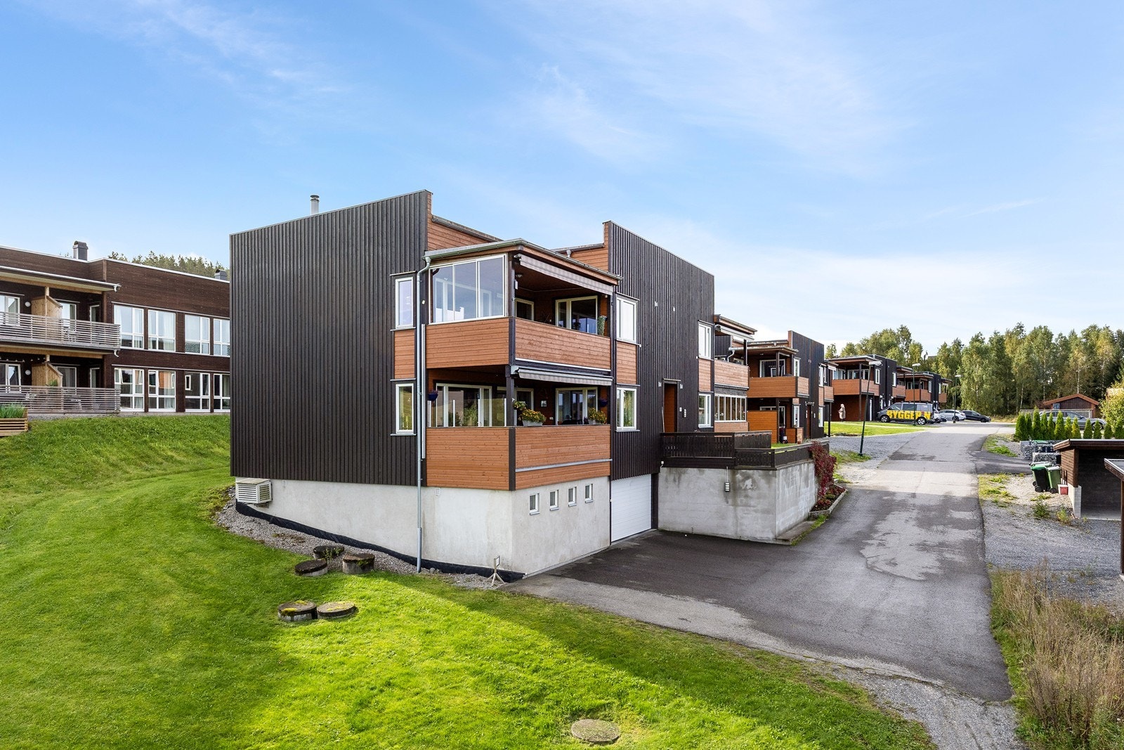 I undersiden av bygget er det innkjøring til garasje og bodområde. Galleribilde