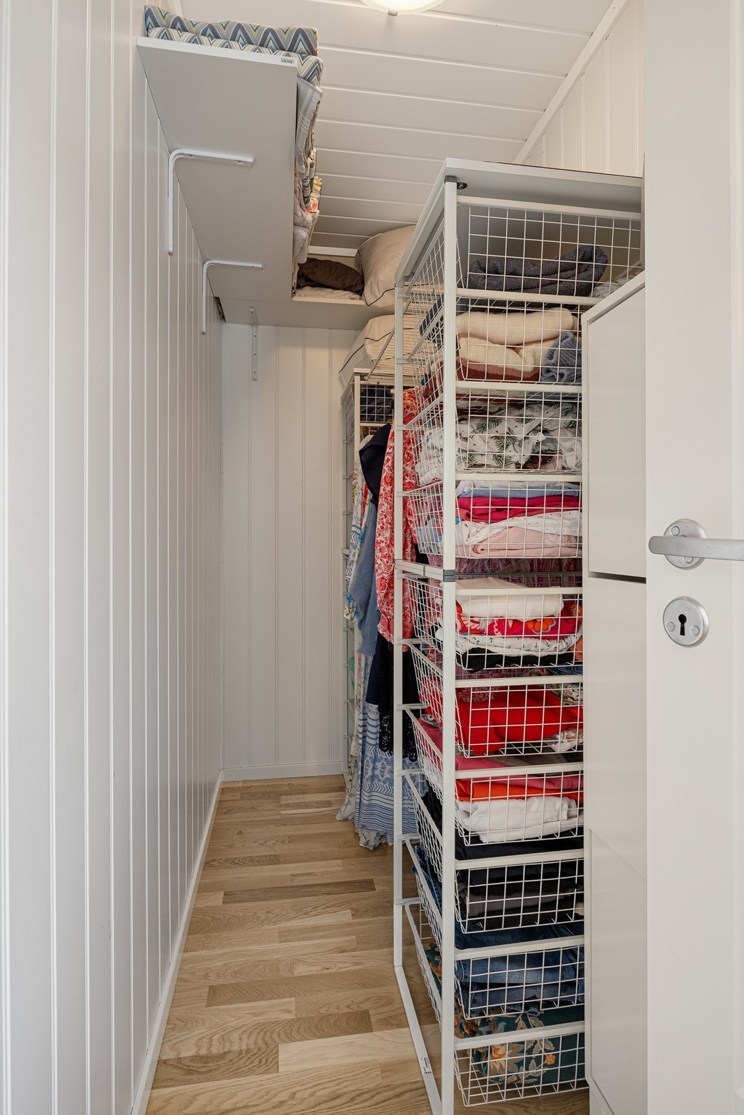 Garderoberommet har god plass til oppbevaringssystem for klær. Galleribilde