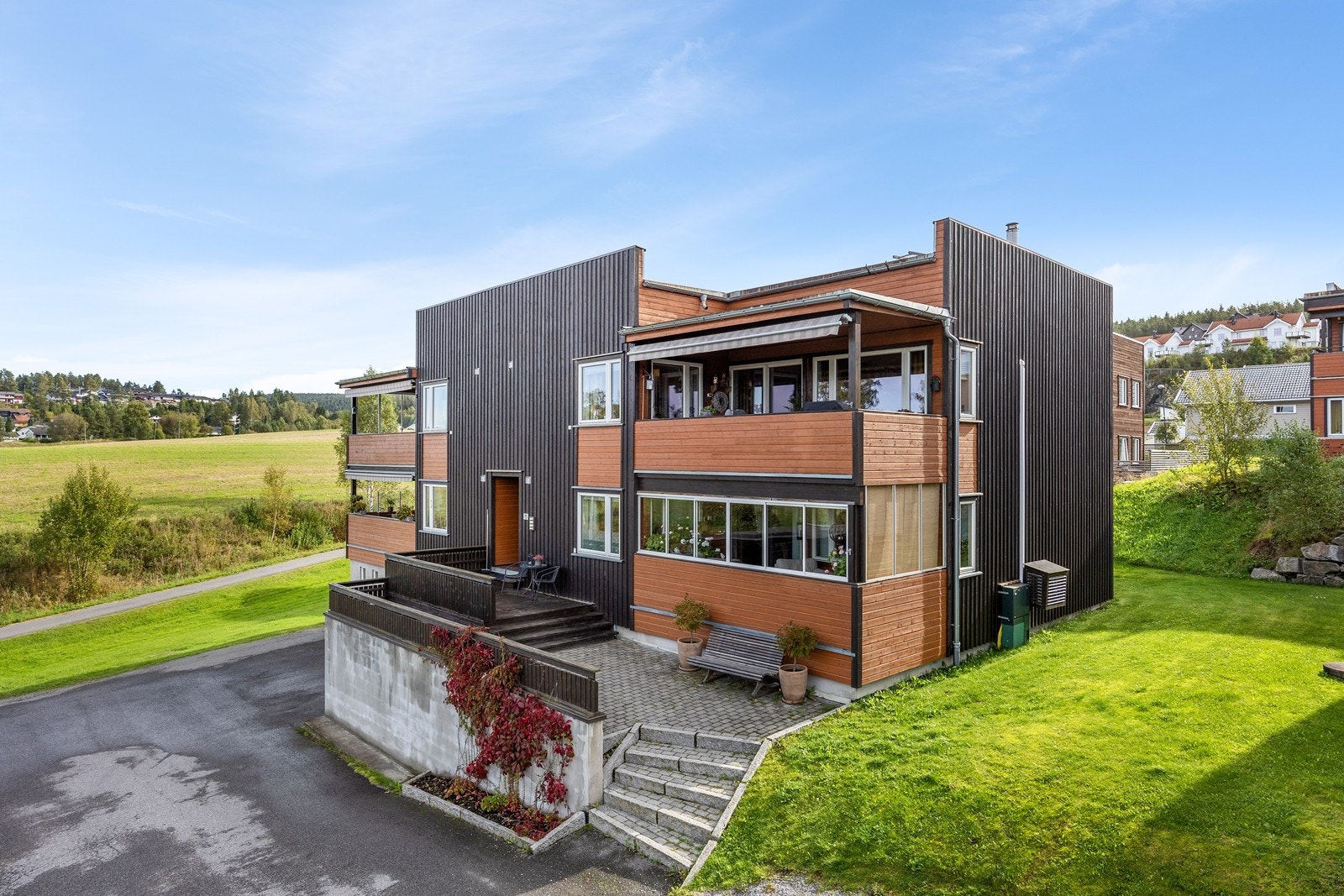 Bygget ble oppført i 2011, fremstår som moderne og har en meget attraktiv beliggenhet i et barnevennlig område. Galleribilde