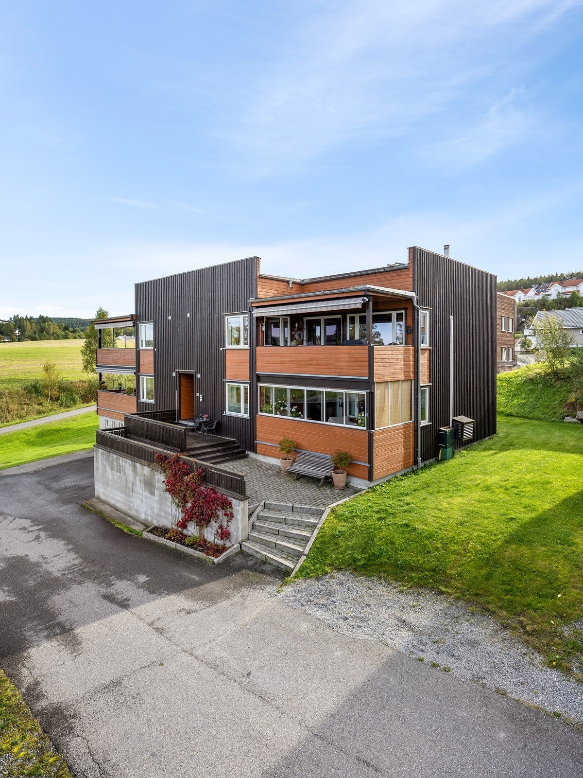 Tomten ligger solrikt plassert mot nordvest og det er flotte turområder i umiddelbar nærhet. Kun 2,6 km til sentrum er et annet pluss. Galleribilde