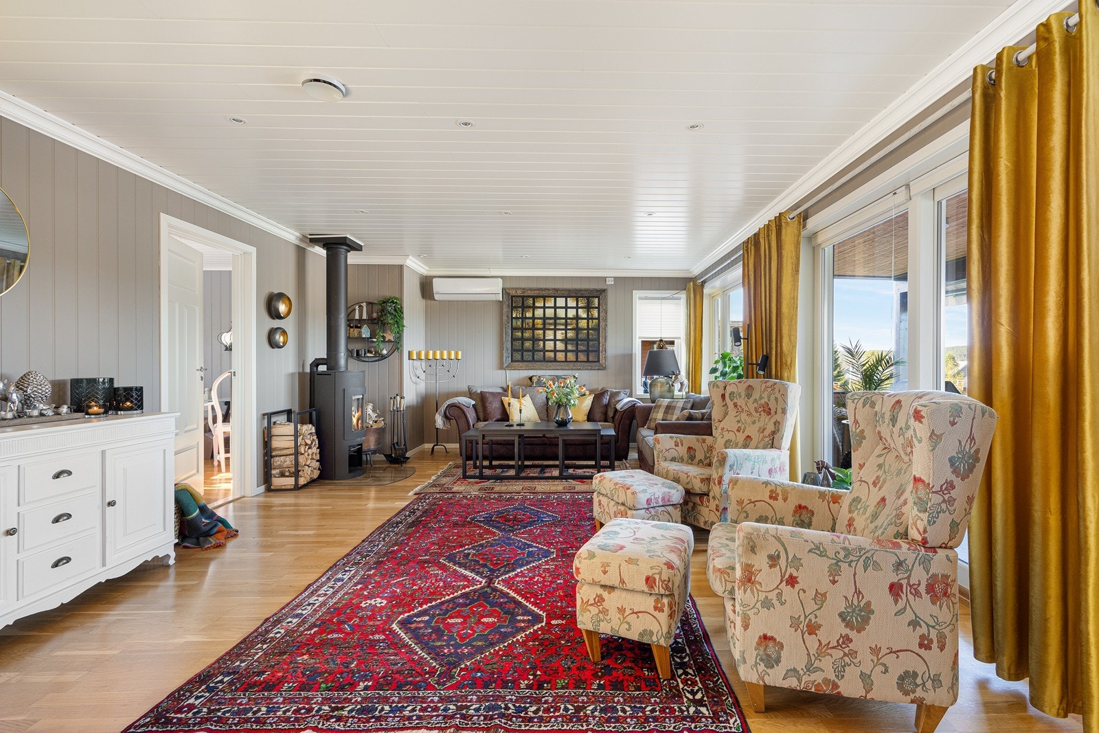 Leiligheten har balansert ventilasjon, varmepumpe og peis. Så her ligger alt til rette for fin komfort. Galleribilde