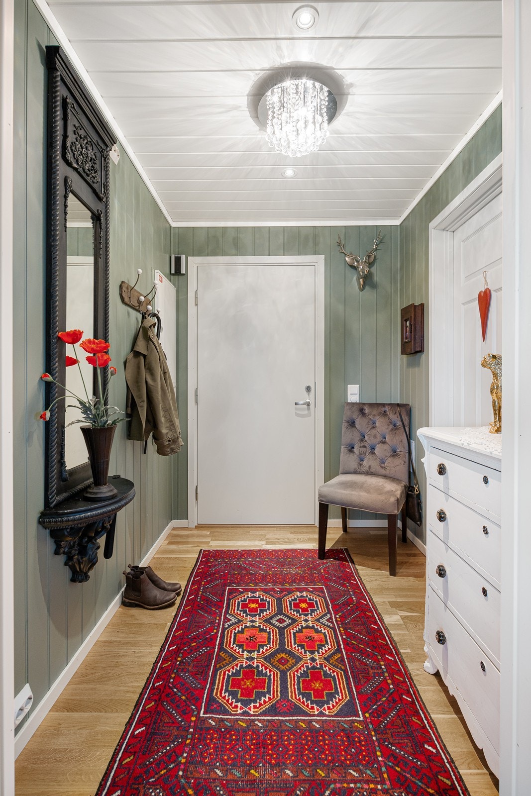 I entreen blir man ønsket varmt velkommen av en dus, grønn veggnyanse. Det er plass til å etablere oppbevaring for yttertøy. Galleribilde