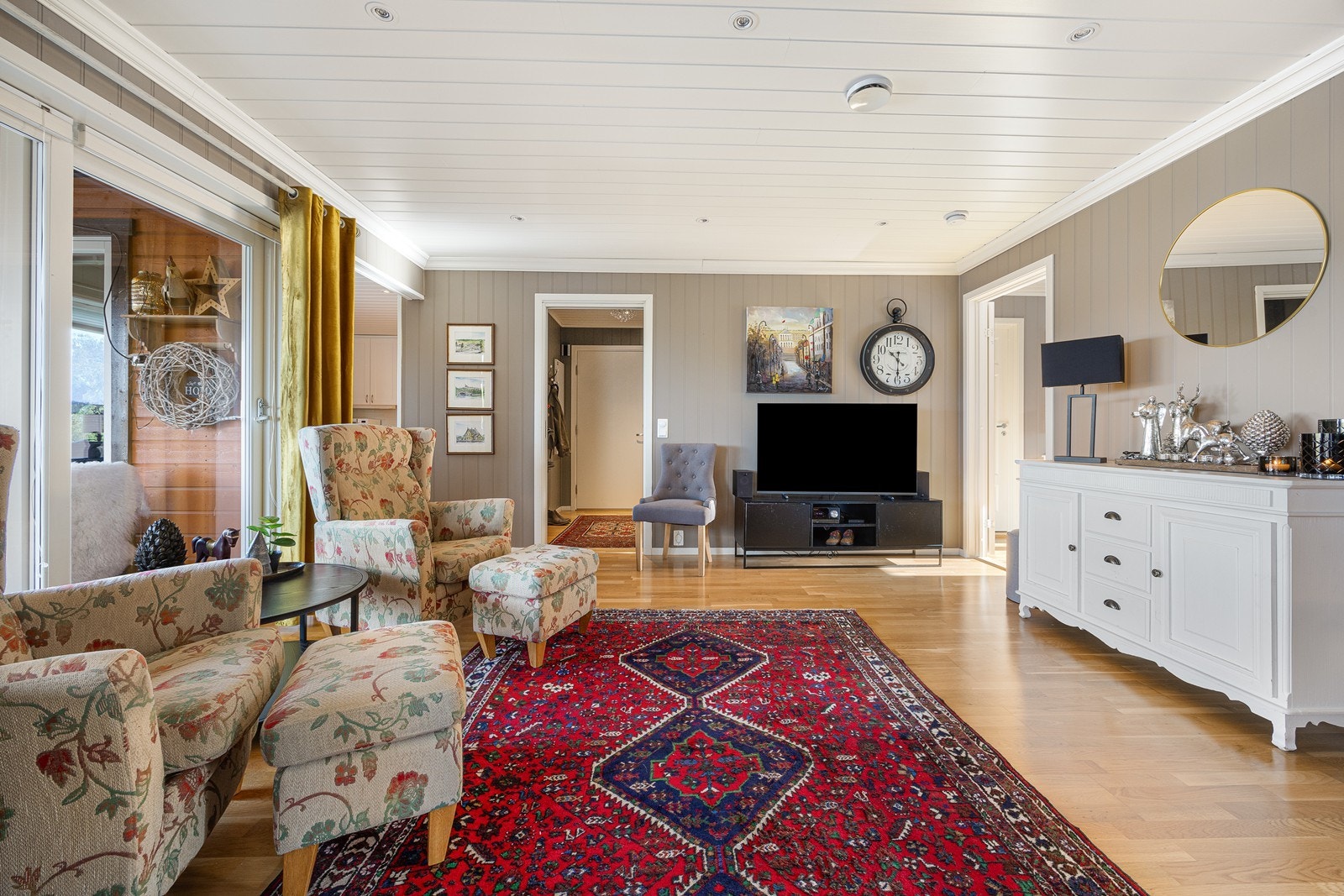 I stuen er det god plass til både sofagruppe og soler, alternativt et større spisestuebord. Galleribilde