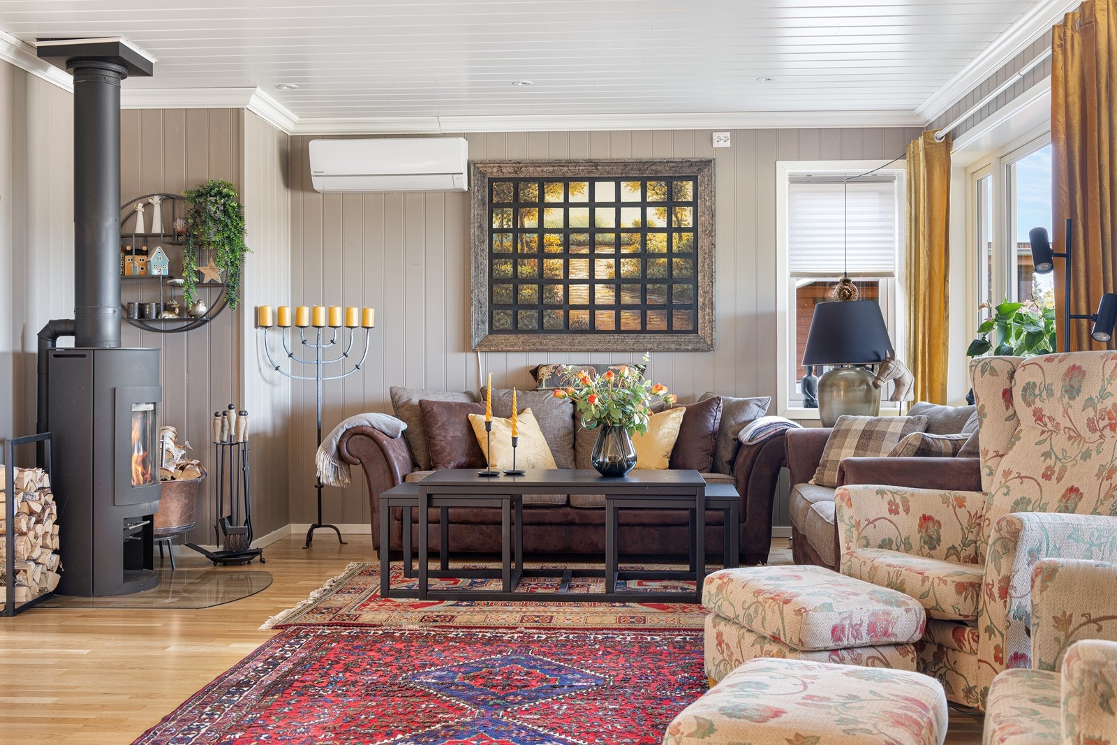 Slå deg ned i sofakroken foran peisen med en varm kopp kakao når høstmørket har senket seg. Galleribilde