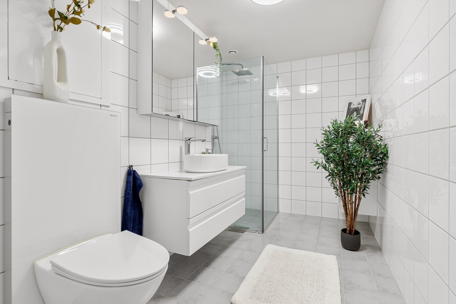 Pent flislagt bad med varme i gulv Galleribilde