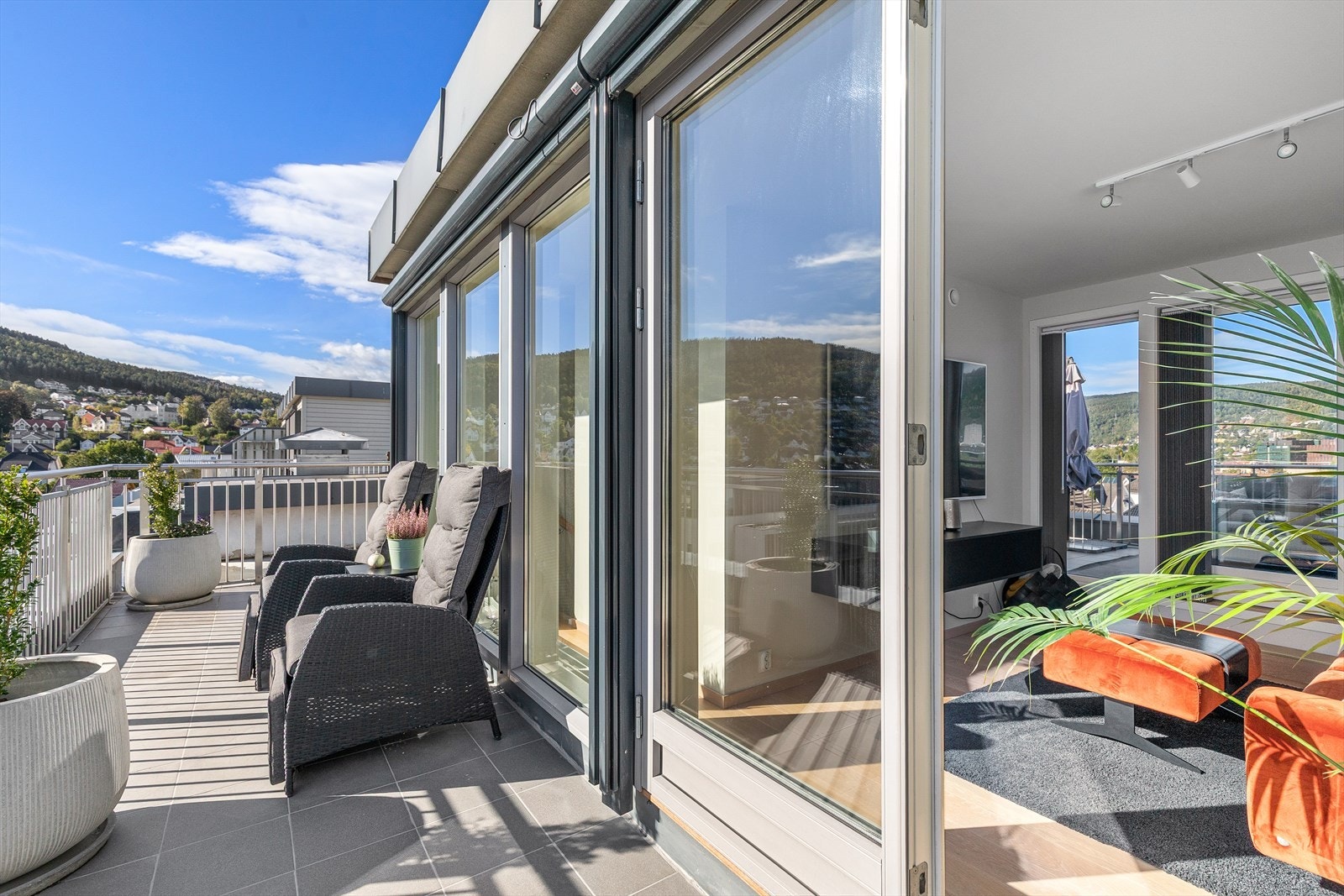 Fra denne stuen er det adkomst til takterrasse på 39m2 Galleribilde