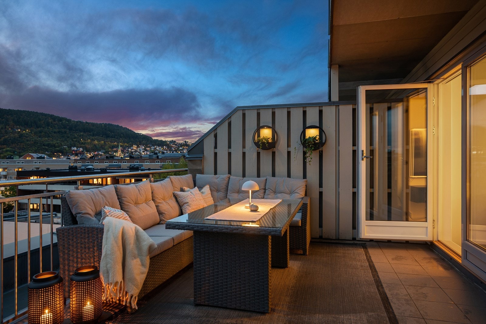 God plass for lounge og tilhørende møblement Galleribilde