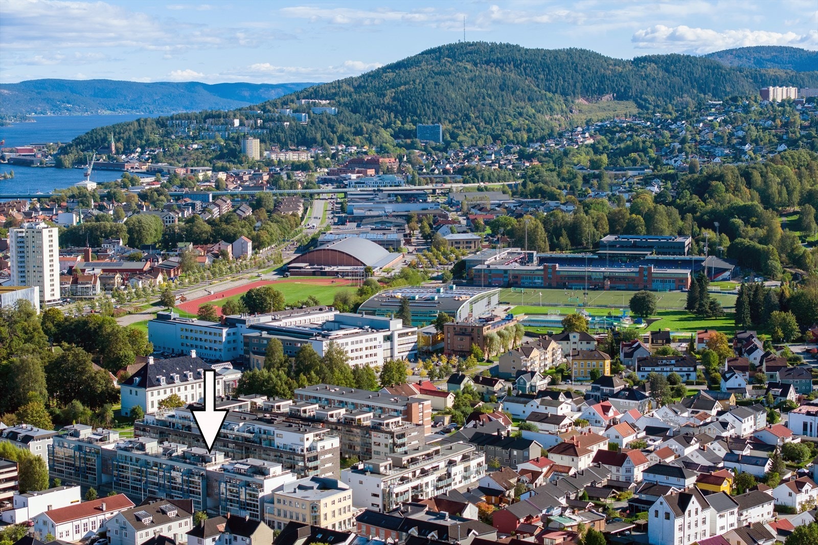 Nærhet til fritidstilbud som fotball, skøytebane, Drammenshallen, treningssenter mm. Galleribilde