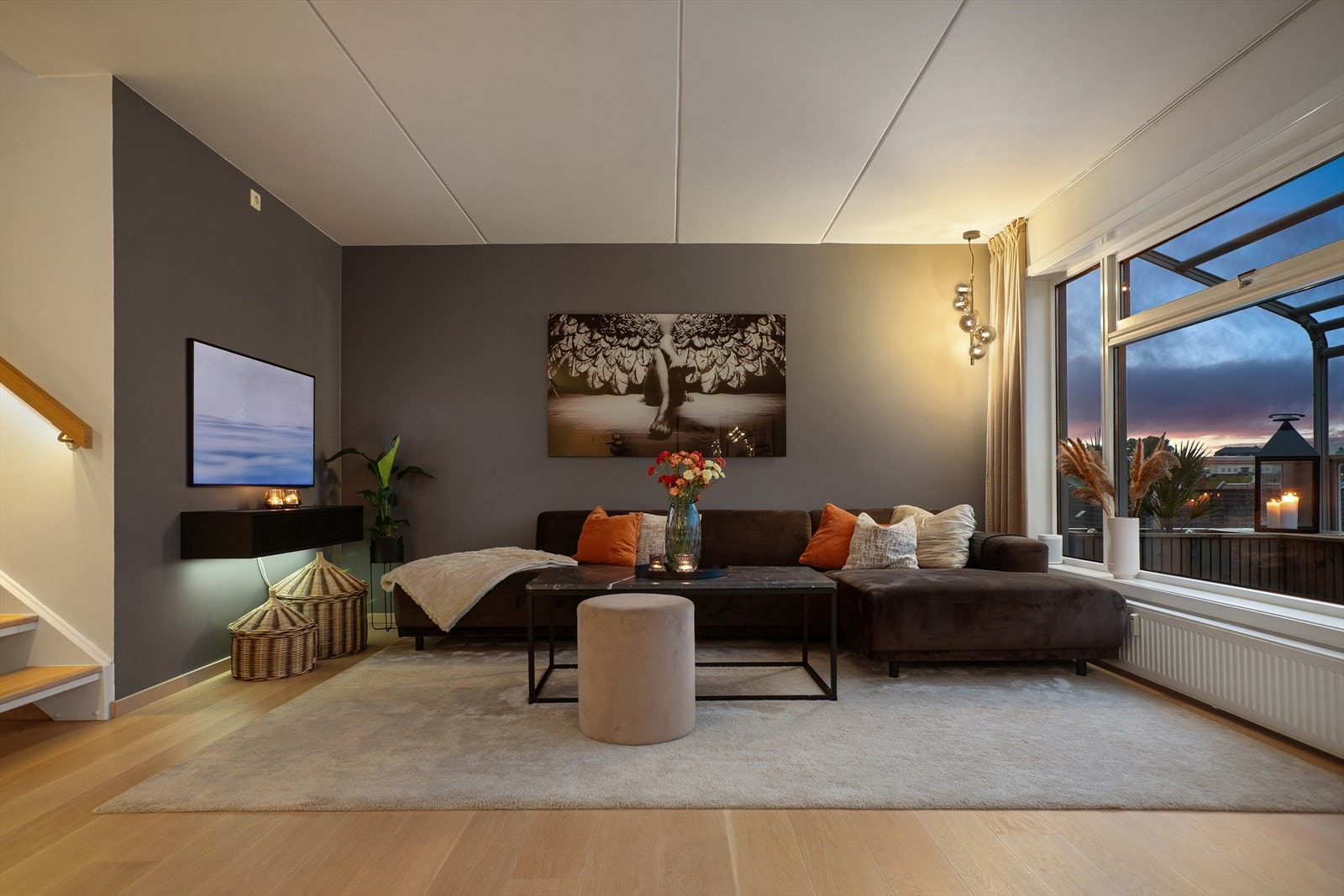 Stuen er oppgradert i 2019 med 1-stavs parkett på gulv og har lyse slette vegger Galleribilde