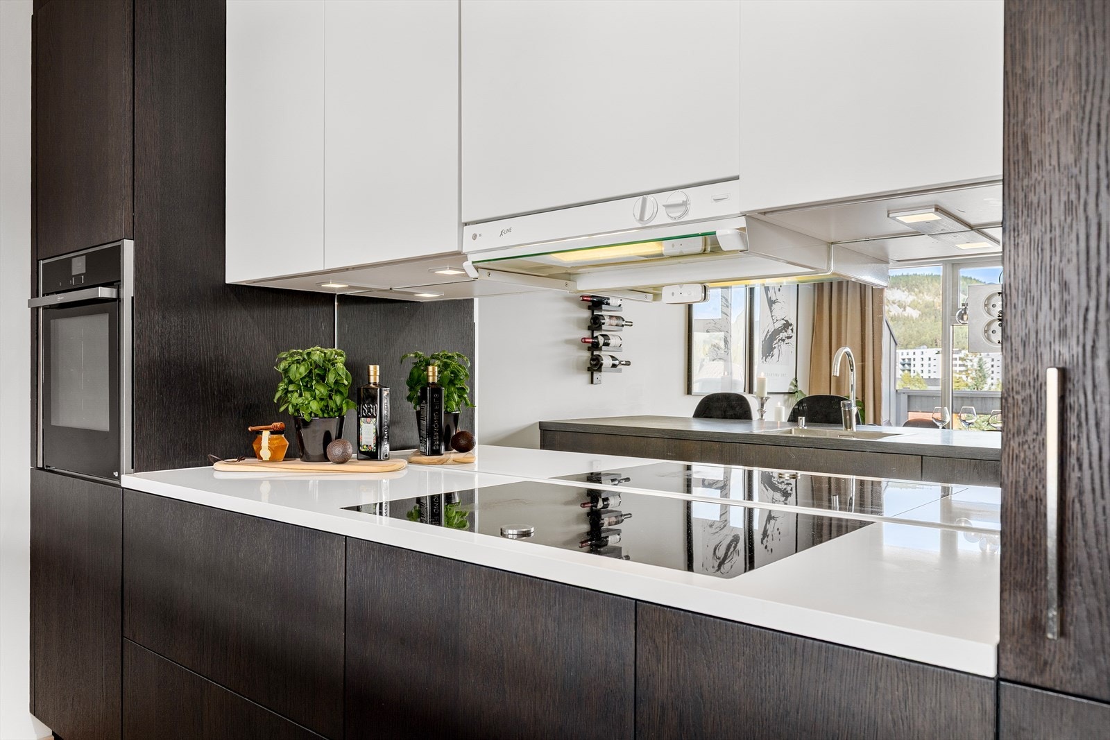 Lekkert kompositt benkeplate og speil på bakveggen Galleribilde