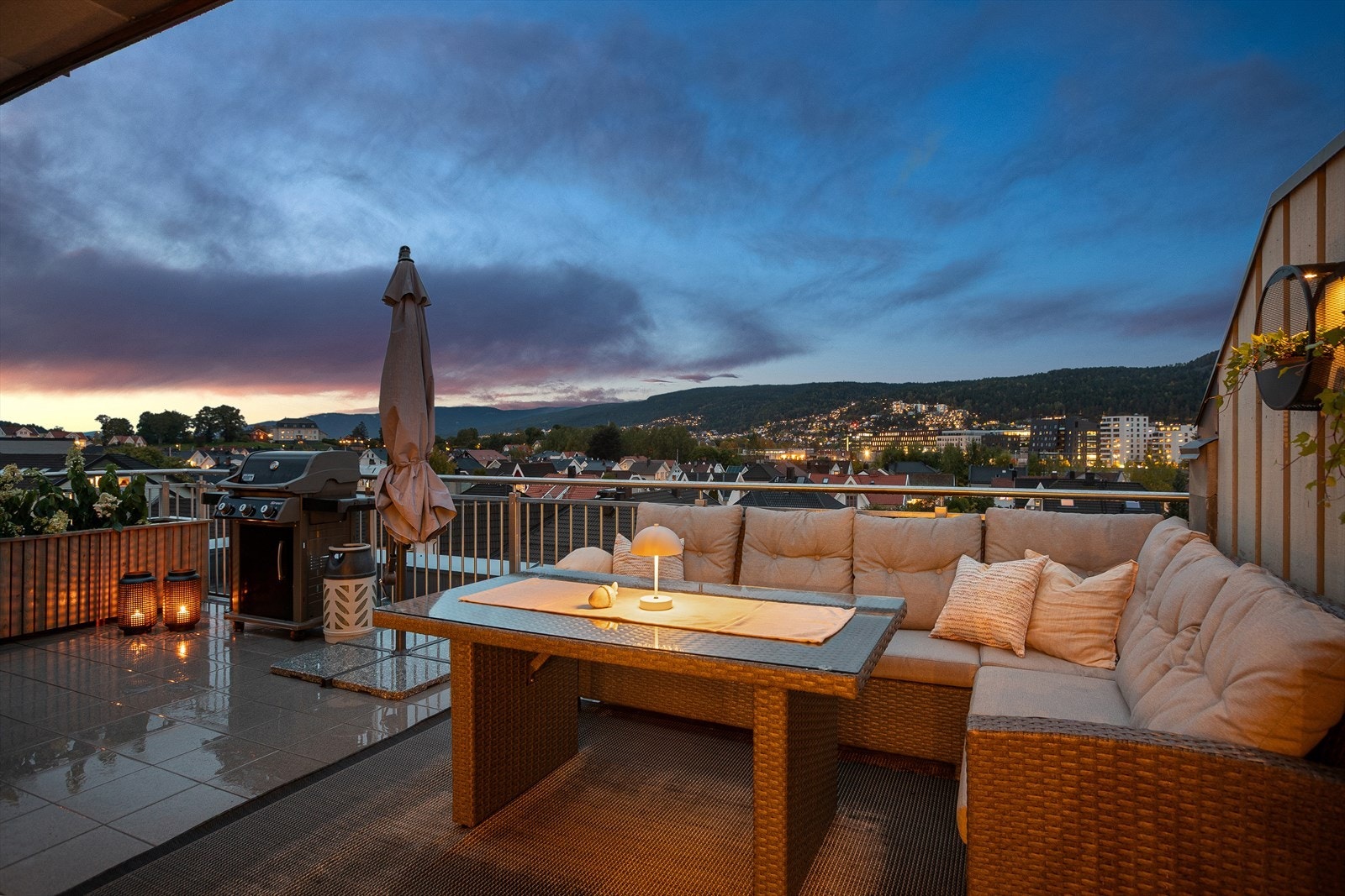 Dette er en påkostet og delikat toppleilighet over to plan med solrike terrasser og utsikt Galleribilde