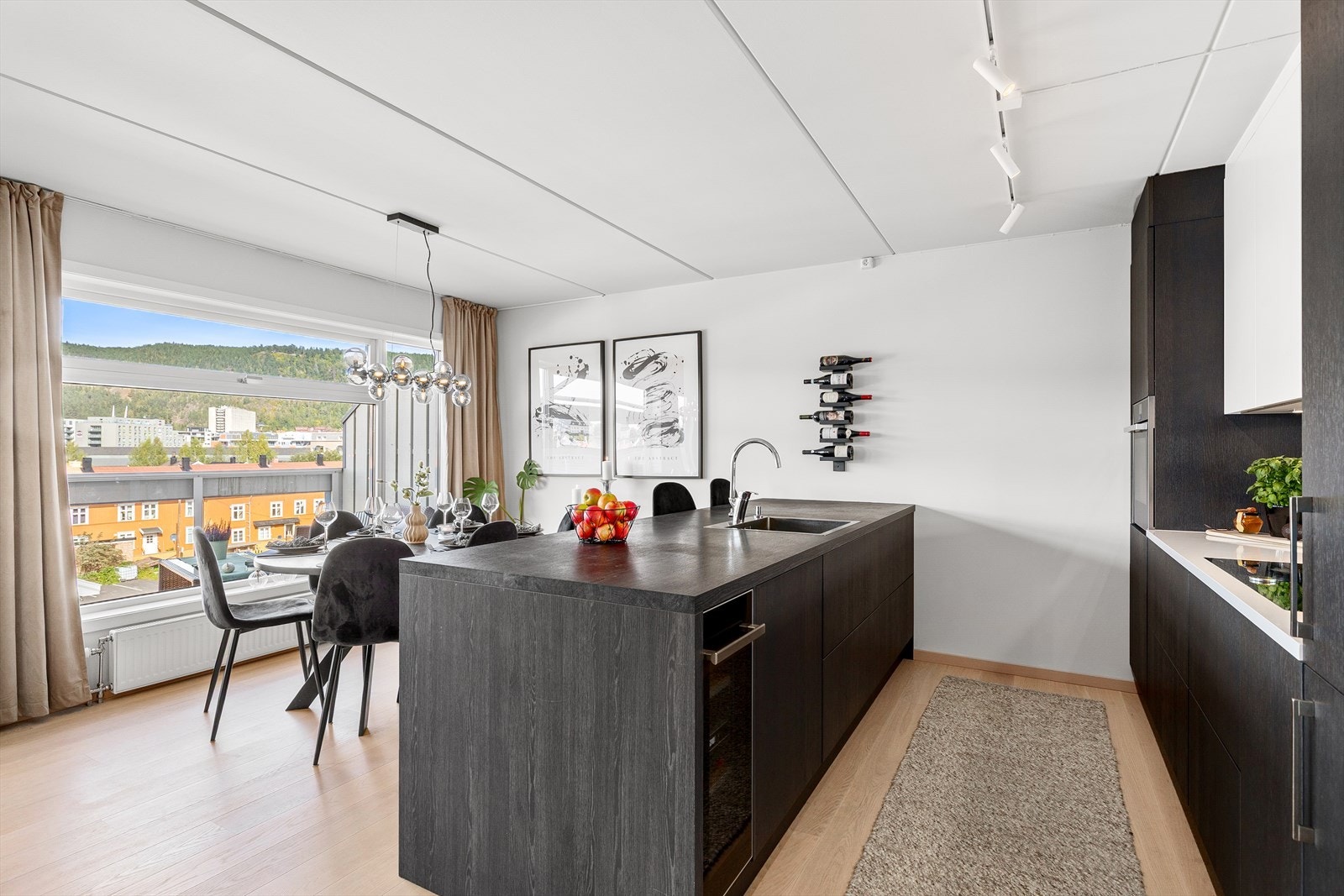 Kjøkkenet er velutstyrt med hvitevarer som stekeovn, platetopp, vinskap, kjøl/fryseskap med isbit maskin og oppvaskmaskin Galleribilde