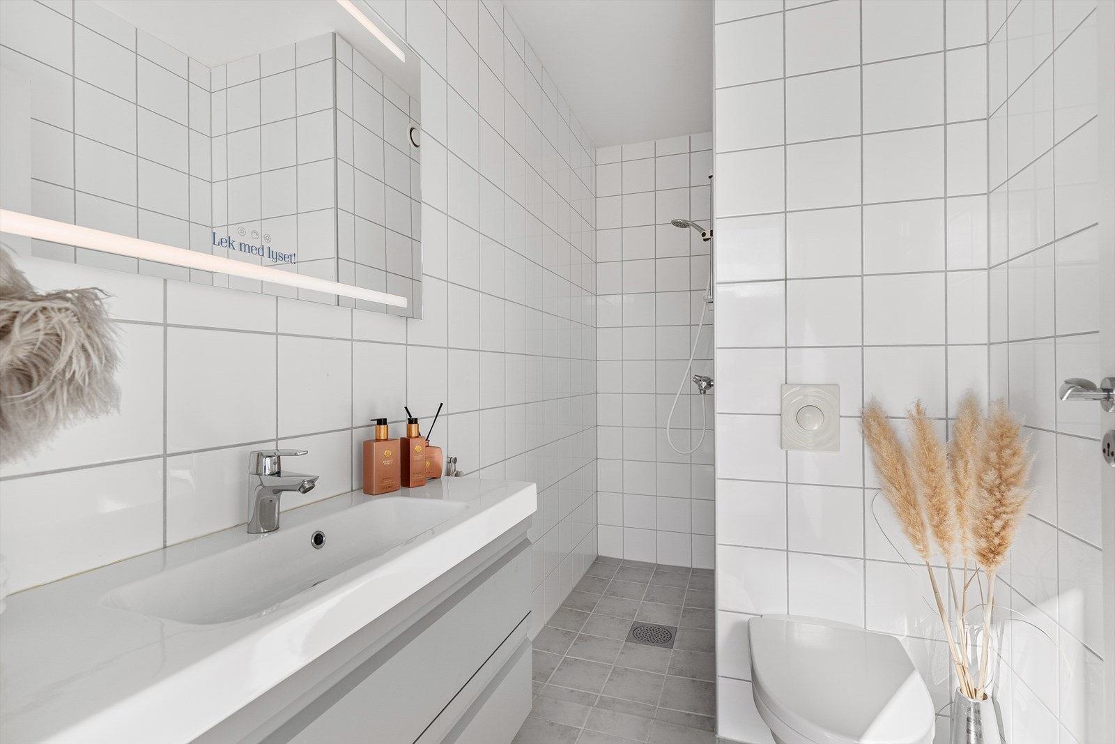 Praktisk med eget bad også i denne etasjen Galleribilde