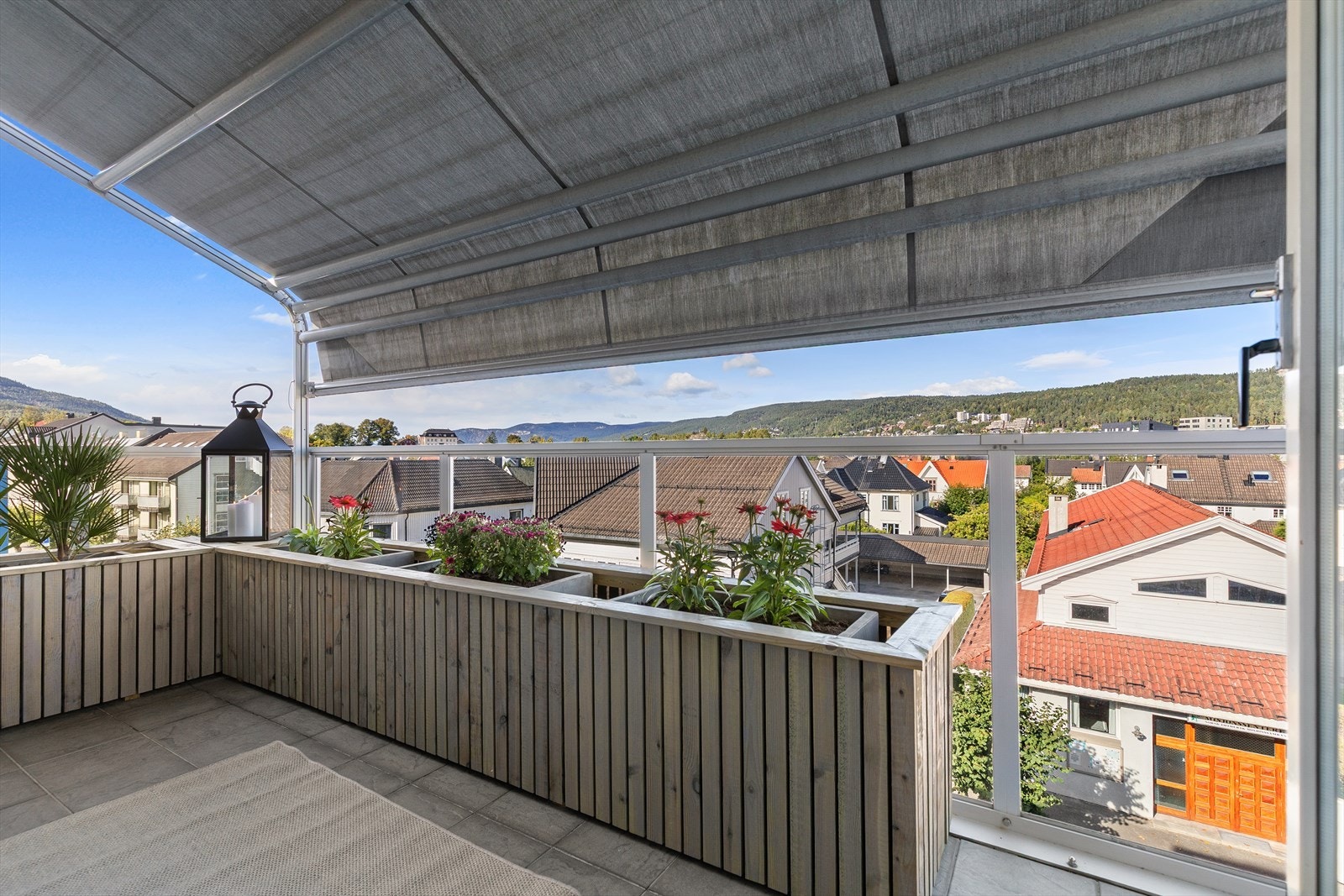 Praktisk markise som gir en lun og skjermet uteplass Galleribilde